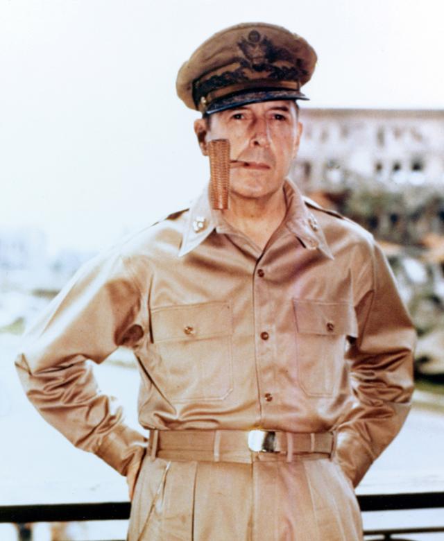 1945년 8월 필리핀에서 파이프 담배를 피고 있는 더글러스 맥아더 미 육군 원수. 미해군역사센터