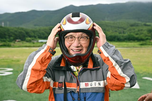 마지막 비행을 마친 성씨가 착륙장에서 헬멧을 쓴 채 밝게 웃고 있다. 보령=정다빈 기자마지막 비행을 마친 성씨가 착륙장에서 헬멧을 쓴 채 밝게 웃고 있다. 보령=정다빈 기자