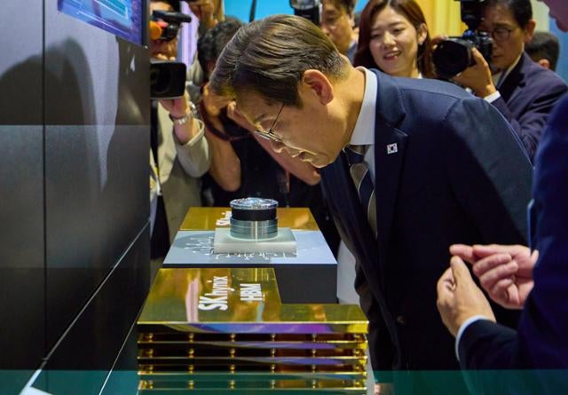 빠르게 문제 해결하는 '행정가 대통령'... "포퓰리즘은 경계를" [이 대통령 취임 1달]