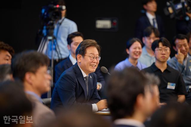 이재명 대통령이 25일 광주 국립아시아문화전당에서 광주시민·전남도민과 타운홀미팅을 하고 있다. 대통령실 제공
