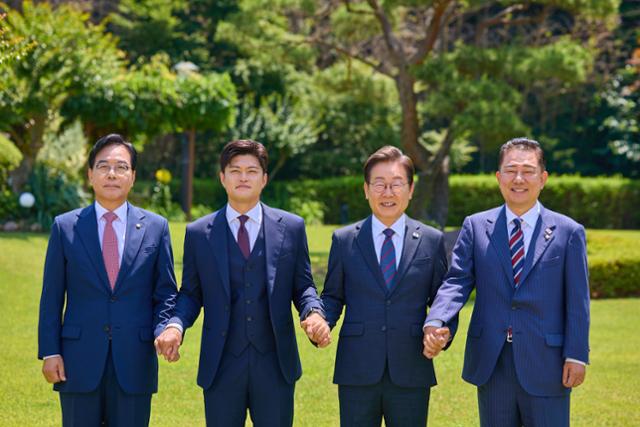 지난달 22일 이재명 대통령이 서울 한남동 관저에서 여야 지도부와 가진 오찬에 앞서 기념촬영하고 있다. 왼쪽부터 국민의힘 송언석 원내대표, 김용태 당시 비상대책위원장, 이 대통령, 김병기 더불어민주당 원내대표. 대통