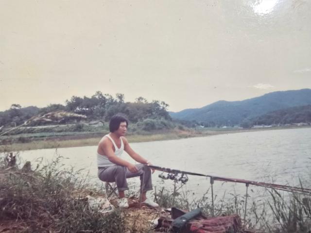 고미애씨의 아빠가 젊은 시절 낚시를 즐기고 있다. 고씨 제공