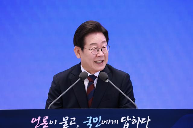 이재명 대통령이 3일 청와대 영빈관에서 열린 '대통령의 30일, 언론이 묻고 국민에게 답하다' 기자회견에서 발언하고 있다. 연합뉴스