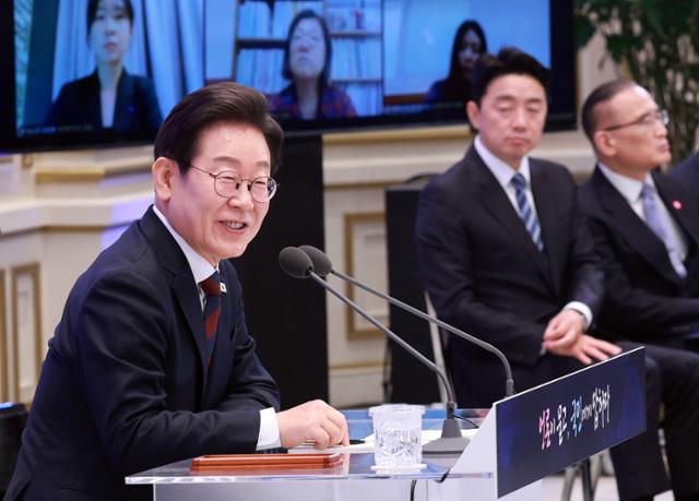 이재명 대통령이 3일 청와대 영빈관에서 열린 '대통령의 30일, 언론이 묻고 국민에게 답하다' 기자회견에서 기자들 질문에 답하고 있다. 뉴시스