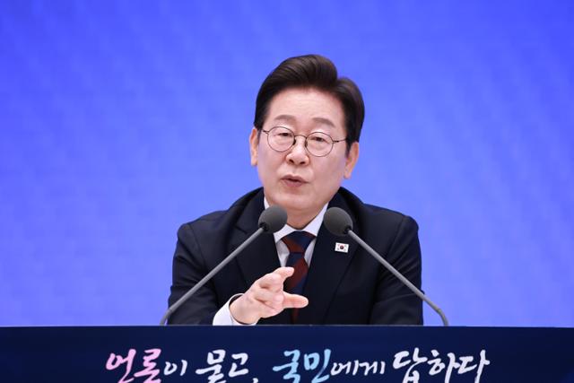 이재명 대통령이 3일 청와대 영빈관에서 열린 '대통령의 30일, 언론이 묻고 국민에게 답하다' 기자회견에서 출입기자 질문에 답변하고 있다. 뉴시스