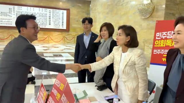 지난달 30일 김민석(맨 왼쪽) 당시 국무총리 후보자가 서울 여의도 국회 로텐더홀에서 '김 후보자 지명 철회'를 요구하며 농성 중인 나경원 국민의힘 의원과 악수하고 있다. 김 후보자는 3일 국회에서 인준안이 가결돼 