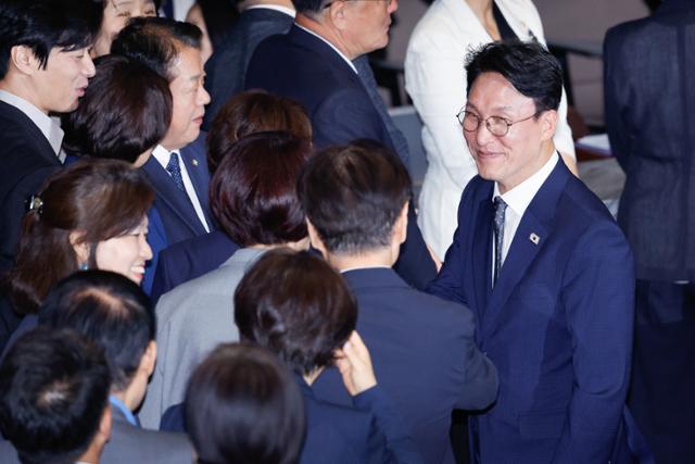 김민석 국무총리 후보자가 3일 서울 여의도 국회에서 열린 제426회국회(임시회) 제4차 본회의에서 본인의 임명동의안에 무기명 투표를 하기 위해 줄 선 동료 의원들과 악수하고 있다. 뉴스1