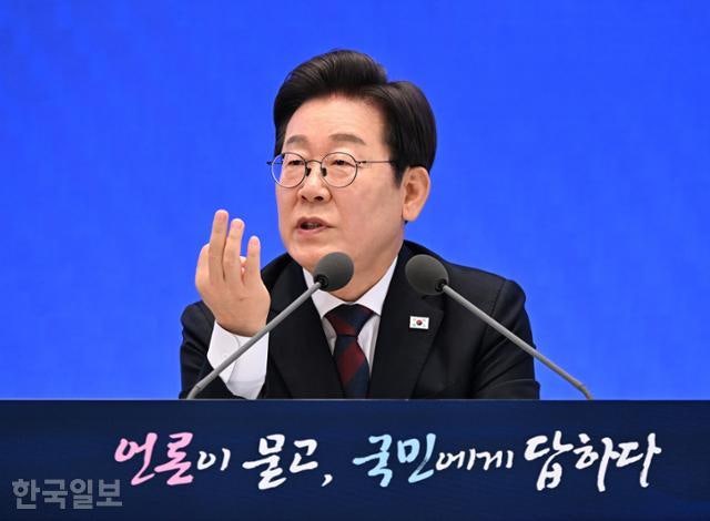 이 대통령 "부동산 억제책 엄청 많이 남았다... 대출 규제는 맛보기"