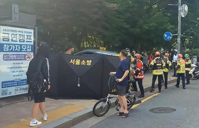 3일 서울 도봉구 방학동 방학사거리 인근에서 택시가 인도를 덮치는 사고가 발생해 출동한 소방대원들이 사고 현장을 수습하고 있다. 도봉소방서 제공