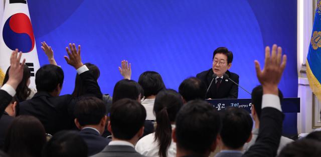 이재명 대통령이 3일 서울 종로구 청와대 영빈관에서 열린 취임 첫 공식 기자회견 '대통령의 30일, 언론이 묻고 국민에게 답하다'에 참석해 기자들의 질문을 받고 있다. 왕태석 선임기자