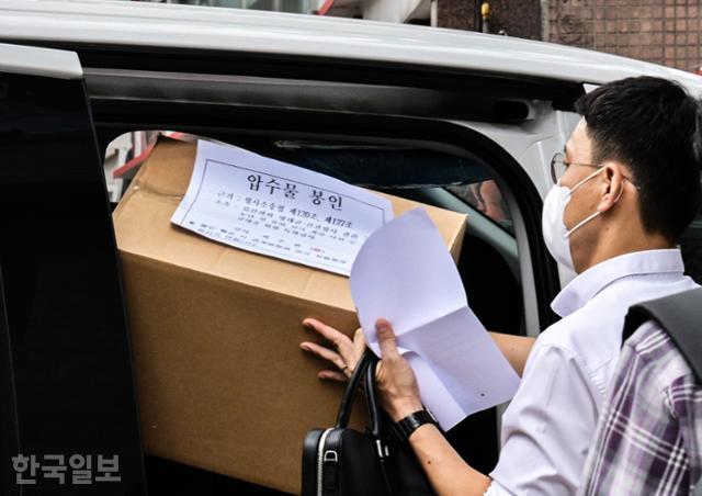 김건희 여사 관련 각종 의혹을 수사 중인 민중기 특별검사팀 관계자가 3일 서울 중구 소재 삼부토건 옛 사무실에서 압수수색 영장을 집행한 뒤 압수물 봉인 관련 안내문이 붙은 상자를 차에 싣고 있다. 최주연 기자