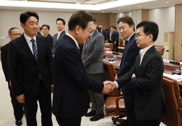 이재명 대통령이 지난달 4일 서울 용산 대통령실 청사에서 열린 '비상경제점검 태스크포스(TF) 회의'에서 참석자와 인사하고 있다. 대통령실통신사진기자단