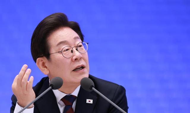 이재명 대통령이 3일 청와대 영빈관에서 열린 '대통령의 30일, 언론이 묻고 국민에게 답하다' 기자회견에서 출입기자들 질문에 답변하고 있다. 뉴시스