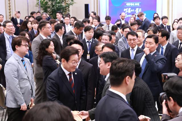 이재명 대통령이 3일 청와대 영빈관에서 열린 '대통령의 30일, 언론이 묻고 국민에게 답하다' 기자회견에서 출입기자들과 인사를 하고 있다. 뉴시스