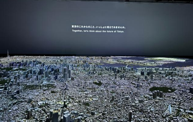 일본 부동산 업체 모리빌딩이 3일 도쿄 '모리빌딩 어반랩' 내부 전광판에 '앞으로의 도쿄, 같이 고민해 보지 않으시겠습니까'라는 문구를 띄우고 있다. 어반랩에는 도쿄를 1,000분의 1로 축소해 만든 도시 모형이 설