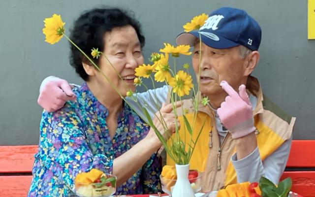 2025년 1월 별세한 고 장석진(오른쪽)님은 가정형 호스피스를 이용하며 별세 전 1년 넘는 시간을 가족과 함께 했다. 이 기간 방문진료를 맡은 노상미 전진상의원 호스피스센터장과 강귀엽 간호사는 환자와 가족이 이별을