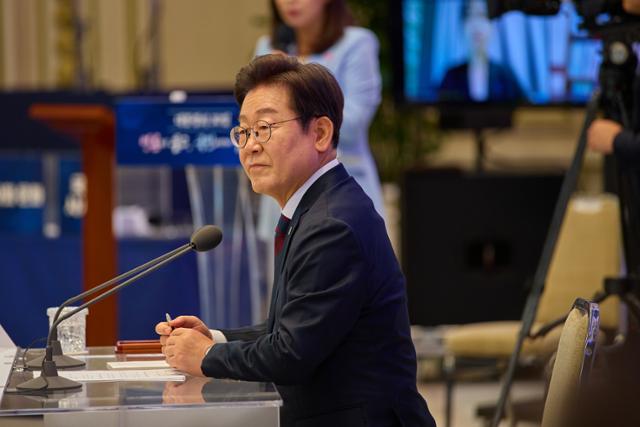 이재명 대통령이 3일 서울 종로구 청와대 영빈관에서 열린 취임 첫 기자회견에서 기자들의 질문에 답하고 있다. 대통령실 제공