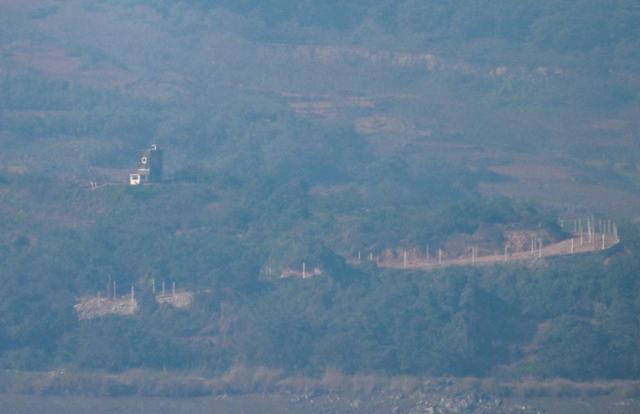 2024년 10월 16일 경기 파주시 오두산 전망대에서 바라본 북한 개풍군 북한군 초소 일대의 모습. 전날 북한은 경의선 동해선 남북 연결도로 군사분계선(MDL) 이북 일부 구간을 폭파하고 이후 중장비를 이용해 추가