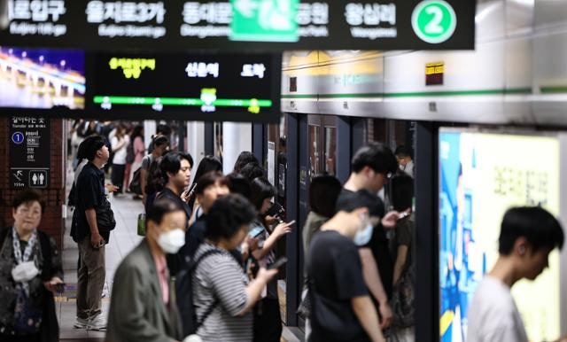 출근길 멈춘 2호선 '직장인 지각' 사태... "안내방송도 긴급문자도 없어"