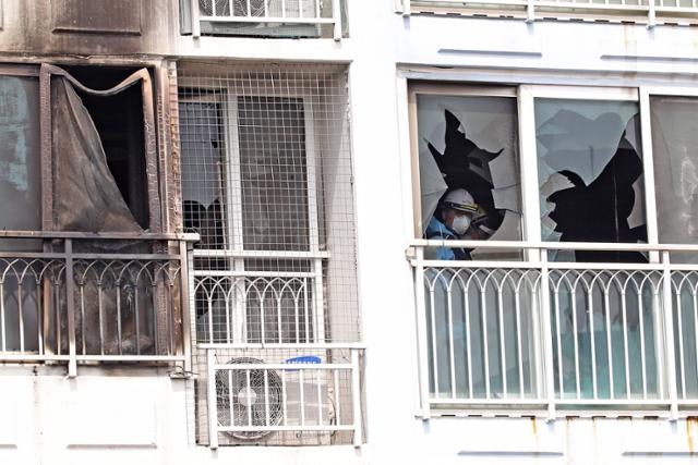 <b>부산 아파트 화재</b> 자매 사망 원인은 "다량의 연기 흡입"