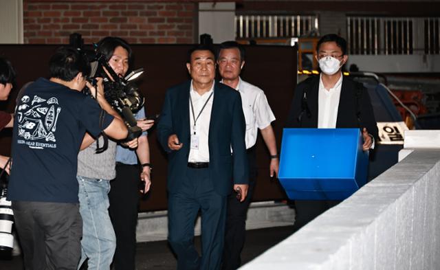 김건희 특검팀 관계자들이 3일 삼부토건 본사가 입주했던 서울 종로구 소재의 건물에서 압수수색을 마친 뒤 압수물이 담긴 상자를 들고 철수하고 있다. 뉴시스