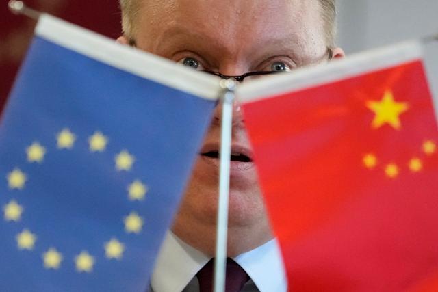 옌스 에스켈룬드 중국 주재 유럽연합(EU) 상공회의소 회장이 지난 1월 9일 베이징에서 열린 기자회견에서 유럽연합기와 중국 오성홍기를 앞에 둔 채 취재진 질문에 답하고 있다. 베이징=AP 연합뉴스