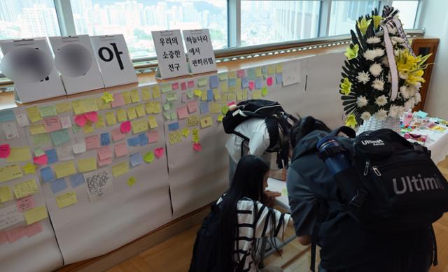 6월 25일 부산의 한 아파트에서 부모가 일을 하러 나간 사이 난 불로 숨진 7세, 10세 자매가 다닌 초등학교에 이들을 추모하기 위한 공간이 마련돼 있다. 부산=연합뉴스