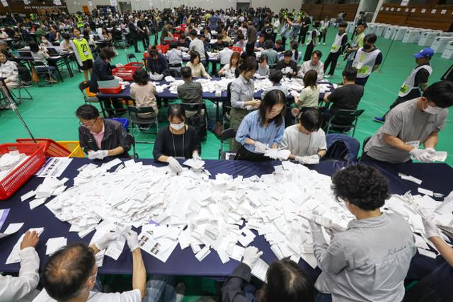 제21대 대통령 선거 투표일인 지난달 3일 서울 관악구 서울대 체육관에 마련된 개표소에서 선거사무원들이 개표를 하고 있다. 21대 대선은 20대 대선과 마찬가지로 2030세대의 성별 투표 성향 격차가 나타났다. 뉴스