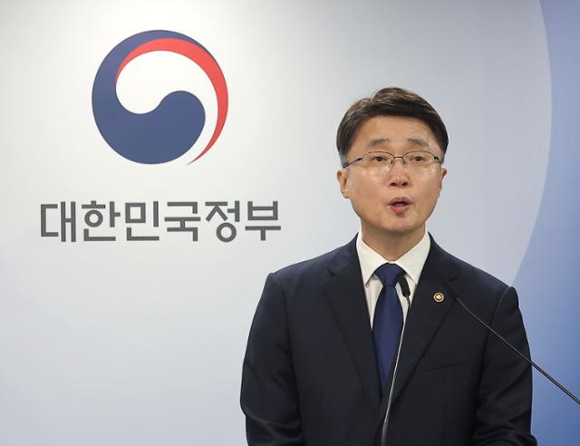 류제명 과학기술정보통신부 2차관이 4일 정부서울청사에서 SK텔레콤 해킹 사태 관련 최종 조사결과를 발표하고 있다. 연합뉴스