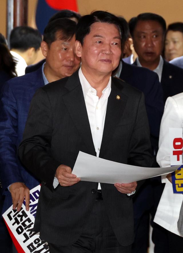 안철수 국민의힘 의원이 3일 서울 여의도 국회에서 열린 비공개 의원총회를 마치고 밖으로 나서고 있다. 뉴시스