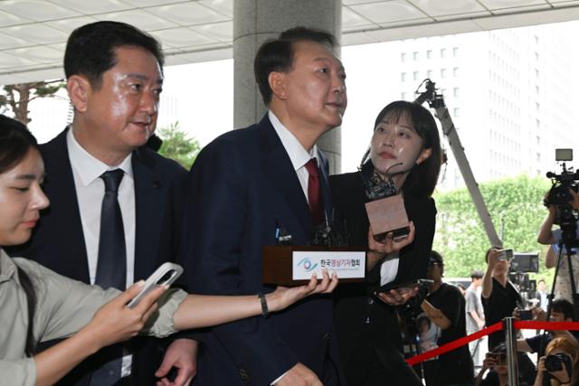 윤석열 전 대통령이 지난달 28일 서울 서초구 서울고검 청사에서 조은석 특별검사팀 조사를 받기 위해 조사실로 이동하고 있다. 박시몬 기자