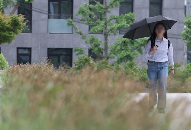 비가 내린 4일 오후 서울 서초구 서울중앙지검에서 우산을 쓴 시민들이 발걸음을 옮기고 있다. 뉴시스