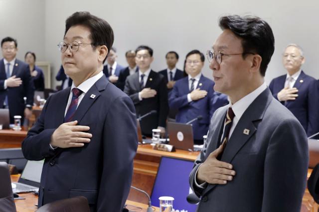 이재명 대통령과 김민석 국무총리가 5일 서울 용산 대통령실 청사에서 열린 국무회의에서 국기에 경례하고 있다. 연합뉴스