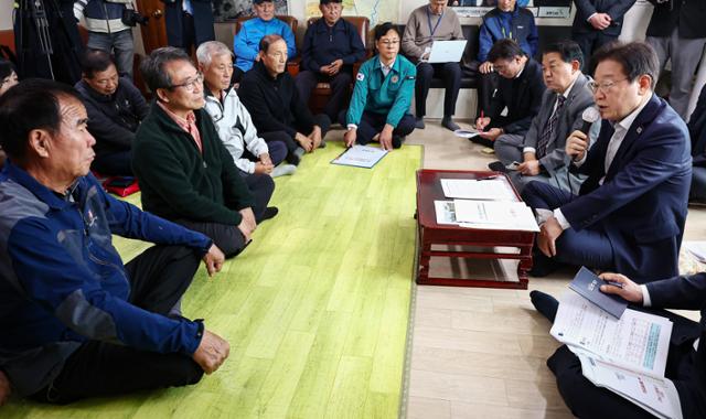 이재명 대통령이 당 대표 시절이던 지난 2024년 10월 31일 인천 강화군 송해면 당산리 마을회관을 찾아 안효철(왼쪽 첫 번째) 이장을 비롯한 대남 소음 방송 피해주민들과 간담회를 하고 있다. 안 이장은 당시를 회
