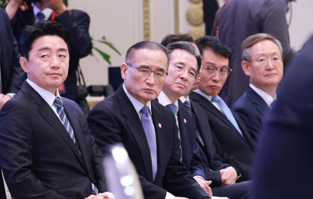 3일 청와대 영빈관에서 열린 이재명 대통령의 '대통령의 30일, 언론이 묻고 국민에게 답하다' 기자회견에서 대통령실 참모진이 이 대통령의 발언을 듣고 있다. 왼쪽부터 강훈식 비서실장, 위성락 국가안보실장, 김용범 정