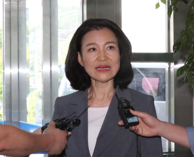 대전MBC 사장 재임 시절 법인카드를 사적으로 유용했다는 의혹을 받는 이진숙 방송통신위원장이 5일 대전 유성경찰서에 출석해 기자들의 질문을 받고 있다. 연합뉴스
