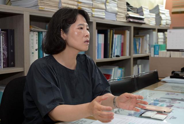 조정흔 경제정의실천시민연합 토지주택위원장이 3일 서울 양천구에 있는 사무실에서 한국일보와 인터뷰하고 있다. 조 위원장은 "부동산 시장이 불안정하면 가정을 꾸리기 위해 집을 마련해야 하는 사람들의 일상이 무너질 수밖에