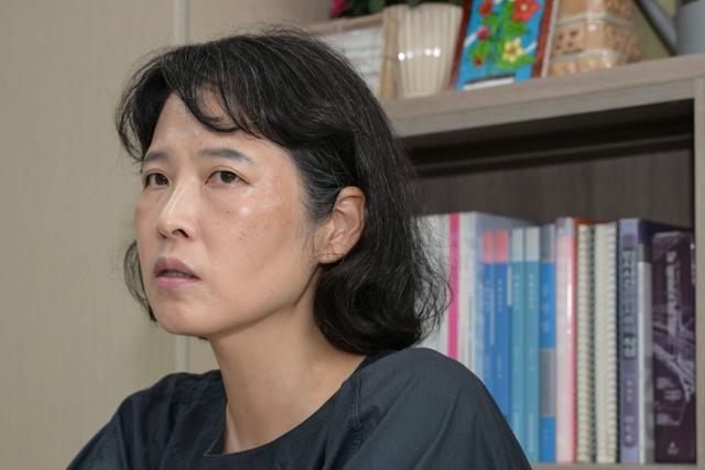 조정흔 경제정의실천시민연합(경실련) 토지주택위원장이 3일 서울 양천구에 있는 사무실에서 정부의 가계부채 관리방안(6·27 대책)을 평가하고 있다. 조 위원장은 "이재명 대통령은 대선 후보 시절 부동산 정책에 관해 원