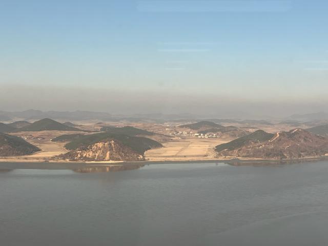 2일 경기 김포시 애기봉 전망대에서 바라본 한강하구 중립수역과 북한의 모습. 정면 대지 뒤로 보이는 곳은 해물마을로 최근 강제 이주된 주민 수백 명이 살고 있는 것으로 파악된다. 해병대 제공