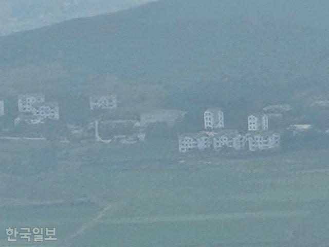 2일 애기봉 전망대에서 바라본 북한 해물 선전마을의 모습. 김경준 기자