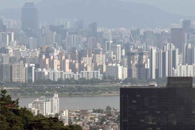 3일 서울 중구 남산에서 바라본 강남 일대 아파트 단지 모습. 뉴스1