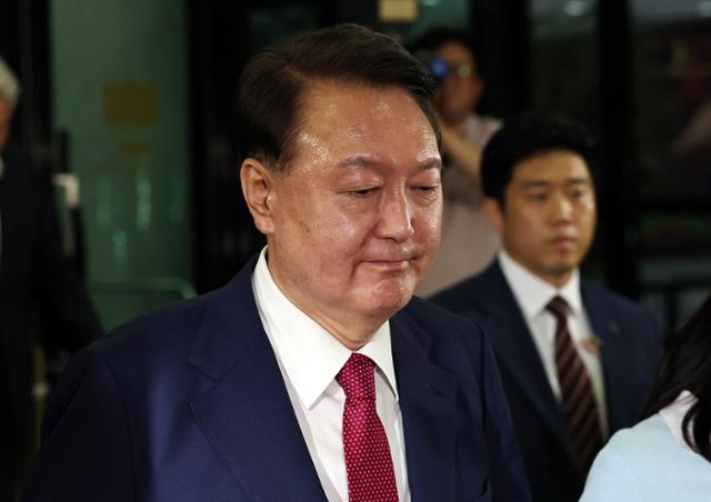 윤석열 전 대통령이 5일 서울 서초구 서울고검에서 12·3 불법계엄 관련 내란·외환 사건을 수사 중인 조은석 특별검사팀의 2차 조사를 받은 뒤 청사를 나서고 있다. 뉴스1