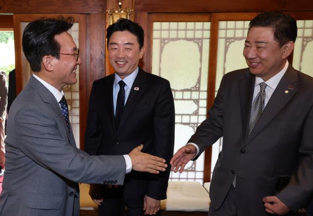 김민석 국무총리(왼쪽부터)와 강훈식 대통령 비서실장, 김병기 더불어민주당 당대표 직무대행 겸 원내대표가 6일 서울 삼청동 총리공관에서 열린 제1차 고위당정협의회에서 인사하고 있다. 강예진 기자