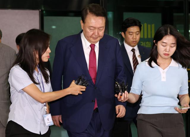 윤석열 전 대통령이 5일 오후 서울 서초구 서울고검에서 내란 특별검사팀의 2차 대면조사를 받은 뒤 청사를 나서고 있다. 뉴스1