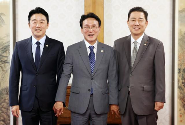 김민석(가운데) 국무총리와 김병기(오른쪽) 더불어민주당 대표 직무대행 겸 원내대표, 강훈식 대통령 비서실장이 6일 서울 종로구 삼청동 국무총리 공관에서 열린 이재명 정부 첫 고위당정협의회에서 기념촬영을 하고 있다. 