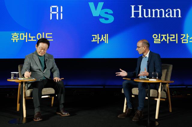 인문학 베스트셀러 '사피엔스'의 저자인 유발 하라리가 지난 3월 서울 여의도 국회 사랑재에서 이재명 당시 더불어민주당 대표와 인공지능(AI)을 주제로 대담을 하고 있다. 국회사진기자단
