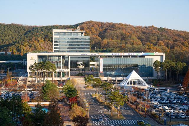곽원태 충남 천안시 서북구청장이 6일 중국에서 숨진 채 발견됐다. 사진은 천안시청 전경.