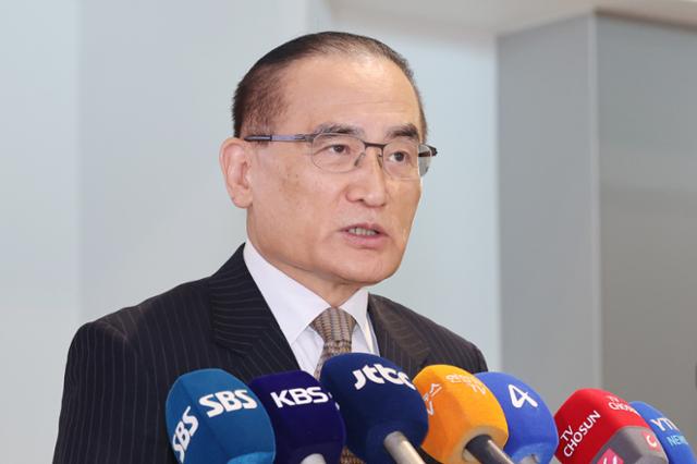 위성락 국가안보실장이 6일 미국으로 출국하기에 앞서 인천국제공항에서 취재진의 질문에 답하고 있다. 영종도=연합뉴스