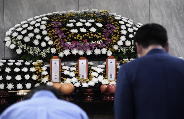 2022년 8월 경기 수원시 권선구 수원중앙병원 장례식장에 마련된 수원 세 모녀의 빈소에서 시민들이 분향을 하고 있다. 이들은 극심한 생활고에 시달렸지만, 주소지와 거주지 행정구역이 다르고 연락처가 없어 특별한 지원