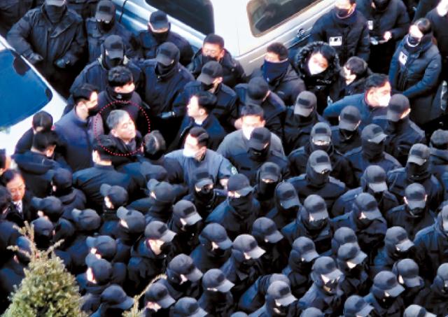 윤석열 전 대통령 체포영장 집행을 위해 고위공직자범죄수사처(공수처) 이대환(붉은 점선 안) 부장검사와 수사관들이 1월 3일 서울 용산구 한남동 대통령 관저 검문소에 진입하자 육군 수도방위사령부 55경비단 병력이 수사